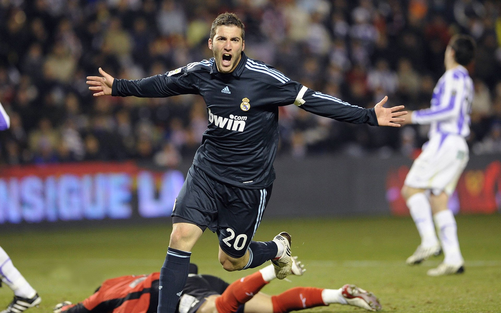 骑士轻取凯尔特人，哈利伯顿在欧冠半决赛接管比赛，双线战场的统治力叙事