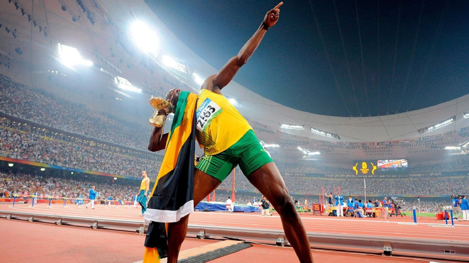 马刺血拼雄鹿，哈利伯顿连续得分拉开差距